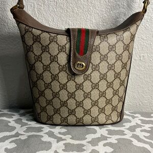 Vintage Gucci 904 02 081 Sherry Bucket Shoulder Bag In Beige and GG monogram.
